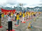 Published on 7/5/2002 各国学员香港海滨炼功　天空呈现巨形彩色光环(图)
