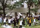 Published on 7/27/2000 多伦多法轮大法学员七月二十一日在市政府广场前洪法炼功
