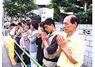 Published on 6/18/2002 Practitioners in Japan Send Forth Righteous Thoughts In front of the Chinese Embassy and in Nearby Park