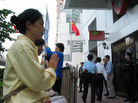 Published on 12/7/2006 香港学员抗议王旭东访港　中共施压港警施暴（图）