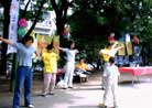 Published on 10/4/2001 Tokyo Practitioners Promote the Fa at International Volunteers Day Event

