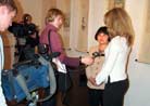 Published on 11/10/2001 Zhang Cuiying’s Painting Exhibition in St. Petersburg to Urgently Rescue Falun Dafa Practitioners in China Is Widely Reported
