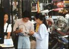 Published on 11/7/2001 Practitioners in Yilan Collect Signatures and Hongfa