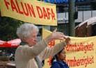 Published on 7/24/2001 German Dafa practitioners&rsquo; activities in Berlin during one year of suppression by the evil force 