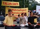 Published on 7/24/2001 German Dafa practitioners&rsquo; activities in Berlin during one year of suppression by the evil force 