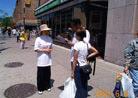 Published on 6/13/2001 Toronto practitioners diligently promote Dafa and clarify the truth to Chinese
