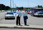 Published on 6/19/2001 Create the future with compassion -- Waterloo practitioner promote Dafa on highway
