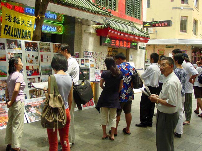 Published On 4 15 2002 Sydney Practitioners Promote Dafa In Chinatown published-on-4-15-2002-sydney-practitioners-promote-dafa-in-chinatown