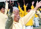 Published on 11/29/2001 Demonstrate Falun Gong In Taizhong 
