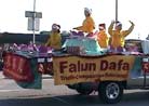 12/5/2001发表.法轮大法在加拿大柏灵顿市圣诞游行