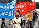 2/14/2001发表.为揭露江泽民反人道集团制造的天安门自焚事件的真象，来自东京、大阪、广岛、仙台、新泻、横滨、大宫等日本各地180多名法轮大法学员汇聚东京繁华地区池袋，举行了大型游行。