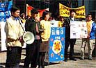 2/14/2001发表.为揭露江泽民反人道集团制造的天安门自焚事件的真象，来自东京、大阪、广岛、仙台、新泻、横滨、大宫等日本各地180多名法轮大法学员汇聚东京繁华地区池袋，举行了大型游行。