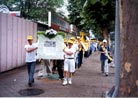 7/25/2001发表.722 两周年韩国弟子在汉城风雨中游行正法