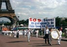 7/25/2001发表.巴黎弟子SOS紧急营救中国法轮功学员游行