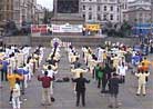 10/18/2001发表.法轮功及支持者伦敦大游行呼吁国际阻止中国国家恐怖主义蔓延