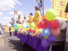 Published on 9/24/2002 Falun Dafa Radiates Brightness at the Grand Floral Parade in Toowoomba, Australia
