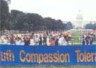 Published on 7/2000 Practitioners in Washington, DC Demonstrated Falun Gong Exercises to the Public

