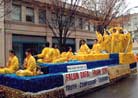 Published on 12/8/2001 North Carolina Falun Dafa Practitioners Participate in Holiday Parades in Many Cities
