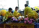 Published on 1/28/2001 New York City Falun Gong practitioners celebrate Chinese New Year with fellow citizens

