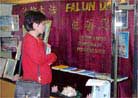 Published on 1/3/2001 The City of Fremont in California is located in the east bay area of San Francisco, approximately 15 miles north of San Jose. In February of 2001, the local practitioners created an exhibition in a glass-fronted display case in the city’s public library to promote Falun Dafa and clarify the true facts to the people. It achieved a very good effect.