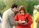 Published on 10/16/2001 Her Majesty The Queen of Sweden Accepts Materials About the Persecution of Falun Gong
