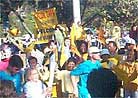 Published on 9/20/2000 Prompting Falun Dafa When Olympic Torch Passing Macquarrie University
