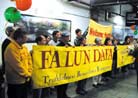 2/18/2002发表.波士顿地区西裔法轮功学员在天安门广场请愿后归来