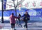 2/7/2002发表.盐湖城冬奥会新闻中心楼前讲真相