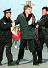 2/11/2002发表.除夕日两北美西人法轮功学员在天安门广场遭抓捕