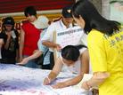 Published on 6/30/2003 台湾花莲地区学员参与反对香港第23条立法征签（图）
