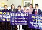 Published on 11/4/2001 World Journal: SOS Global Walk Of Falun Gong