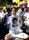 Published on 9/7/2000 Fox News: Practitioners of Falun Gong hold the portrait of a practitioner killed by the Chinese government [09/06/00]

