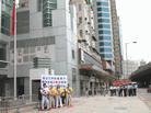 Published on 7/14/2002 The court reopens the case of Hong Kong police’s false accusations against Falun Gong practitioners, defence attorney points out that the police’s accusations are groundless (Photos)