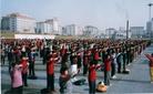 Published on 5/28/2004 Historical photo: Huancui District Falun Gong practitioners held a large scale group practice at City Hall Plaza in Weihai, Shandong Province.
