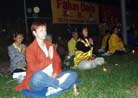 渥太华法轮功学员在中使馆请愿,抗议国内不断升级的对法轮功的迫害 图为学员发正念  加拿大 渥太华 2001-10