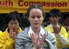 美联社图片报道：外国法轮功学员因到中国为法轮功和平请愿而遭大陆警察殴打后在香港和平请愿、发正念  2001-12