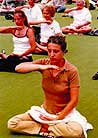 Published on 11/2/1999 Falun Gong practitioners in France practice Exercise Five during group practice in Paris, July 1999.
