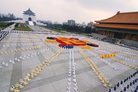 Published on 12/26/2005 Four Thousand Practitioners Form a Falun Emblem for the First Time in Taiwan (Photos)