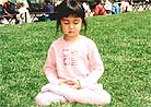 Published on 5/13/2000 Four-year-old Falun Dafa practitioner in New York City practices sitting meditation in the park, May 2000.