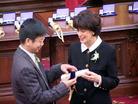 Published on 11/21/2003 Canada: Falun Gong Practitioner Wins Outstanding Citizen Award for Saving Young Girl’s Life (Photos)
