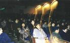 Published on 6/12/2002 Historical Photos: Wondrous Scenes During Group Practice and Experience Sharing Conferences Prior to July 20, 1999 in China: Falun Dafa sharing conference in Behgbe Heping Cinema, Anhui Province, 10:51am, March 14, 1999
