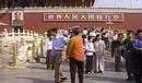 Published on 10/5/2000 图为在NBC主持人华莱士访问江泽民的节目中出现的中国法轮功学员在天安门广场炼功和被抓的镜头。(多维社)