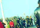 Published on 12/5/1999 据美联社报道，今天中国警察迅速地将20多名在天安门广场以打坐方式表示抗议的法轮功学员装进警车带走。