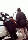 2/21/2001发表.和平请愿的法轮功学员遭到警察逮捕和殴打