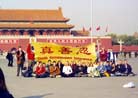 11/22/2001发表.天安门广场的西人弟子和真善忍横幅