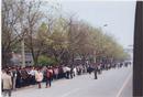 万名法轮功学员依法去国务院信访办和平上访，被警察引领, 进入中南海附近的府右街　04/25/1999
