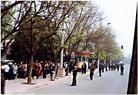万名法轮功学员依法去国务院信访办和平上访，被警察引领, 进入中南海附近的府右街　04/25/1999