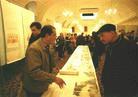 澳洲法轮功学员在墨尔本市市政厅举办“善的种子”艺术展, 介绍法轮功真相 2002-08-11--13