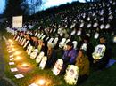 Published on 4/18/2001 Photo report: Practitioners hold candlelight vigil in Geneva on eve of UN vote to mourn for fellow practitioners who were persecuted to death in China