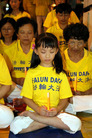 台湾桃园烛光悼念受迫害致死的法轮功学员,图为为受迫害致死的同修默哀3分钟2006-7-20